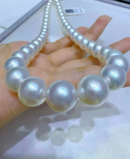 Why the luster of saltwater pearls is finer and smoother than that of freshwater pearls？