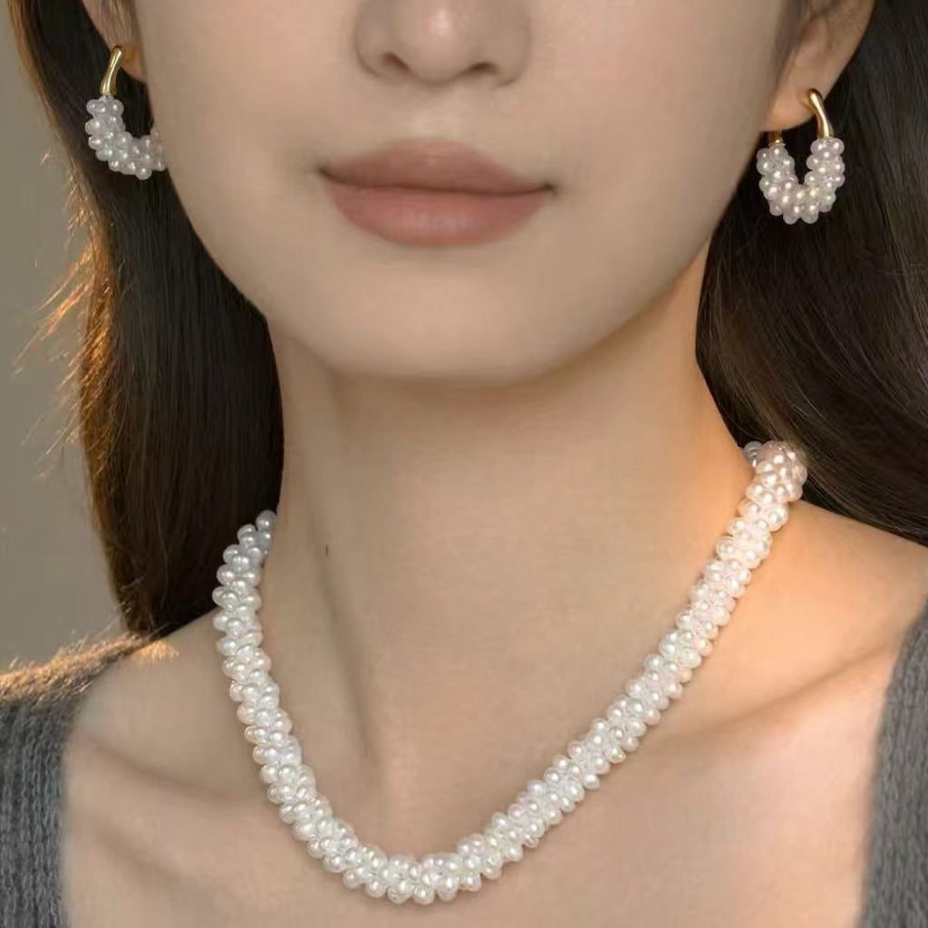 Hoop_pearl_earring