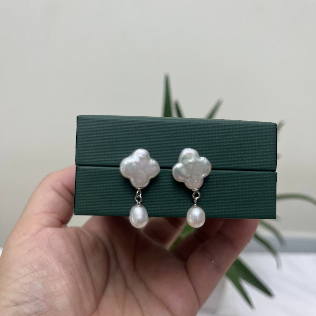 Pearl earring stud clover